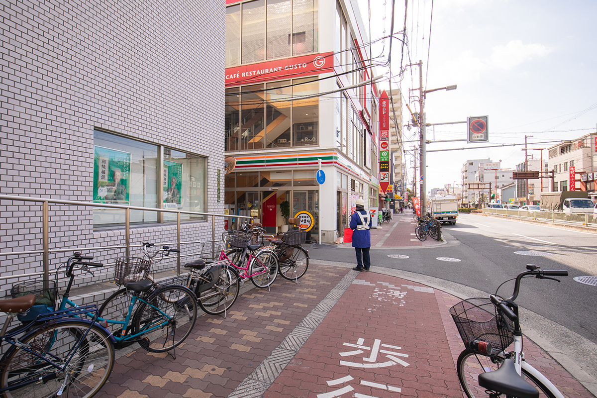 りそな銀行とセブンイレブンの間の道を曲がります。