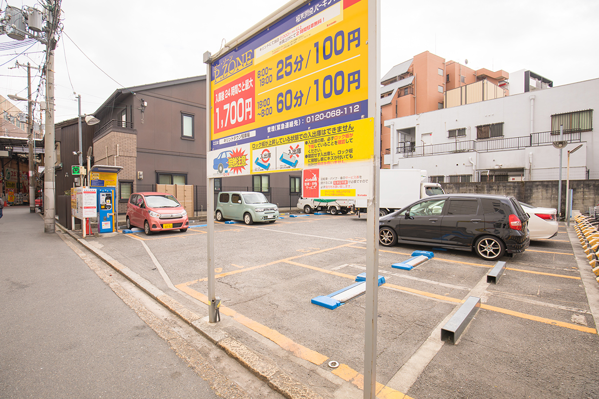 右手に駐車場・駐輪場があります。